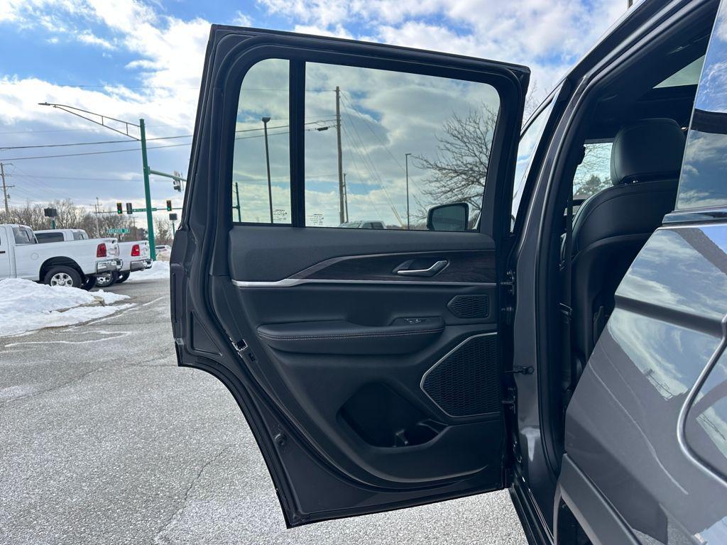 new 2026 Jeep Grand Cherokee car, priced at $48,887