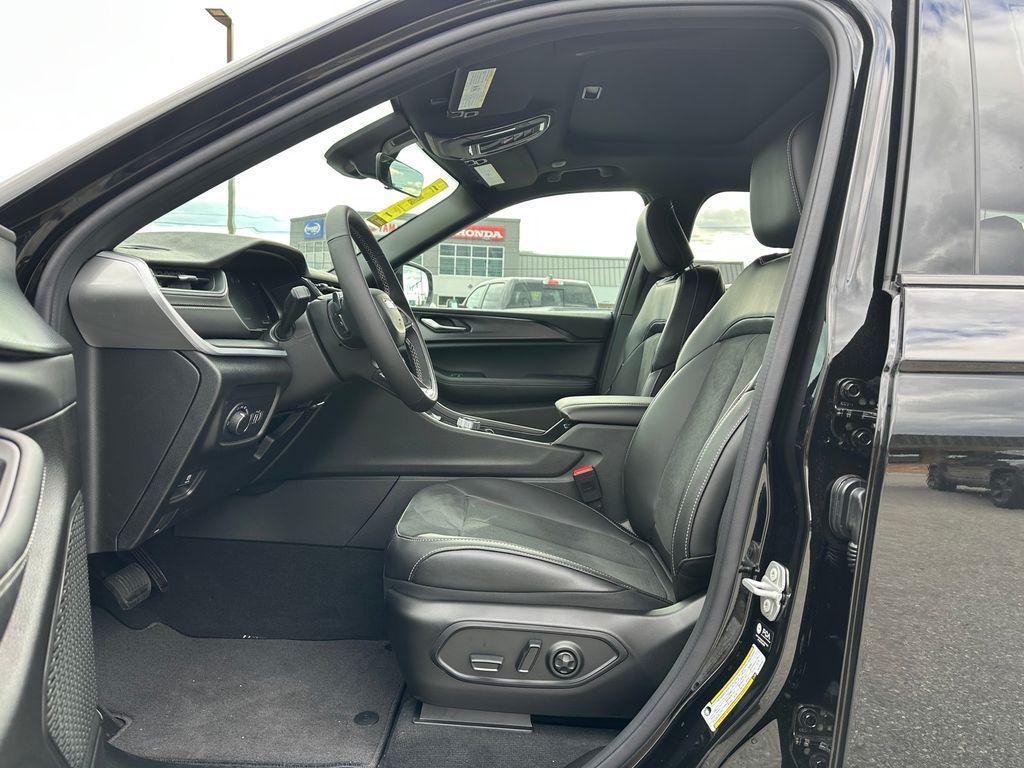 new 2025 Jeep Grand Cherokee car, priced at $41,334