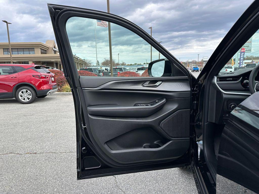 new 2025 Jeep Grand Cherokee car, priced at $41,334