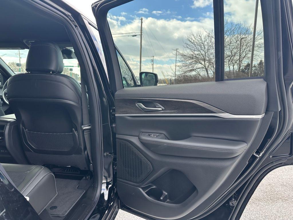 new 2026 Jeep Grand Cherokee car, priced at $46,154