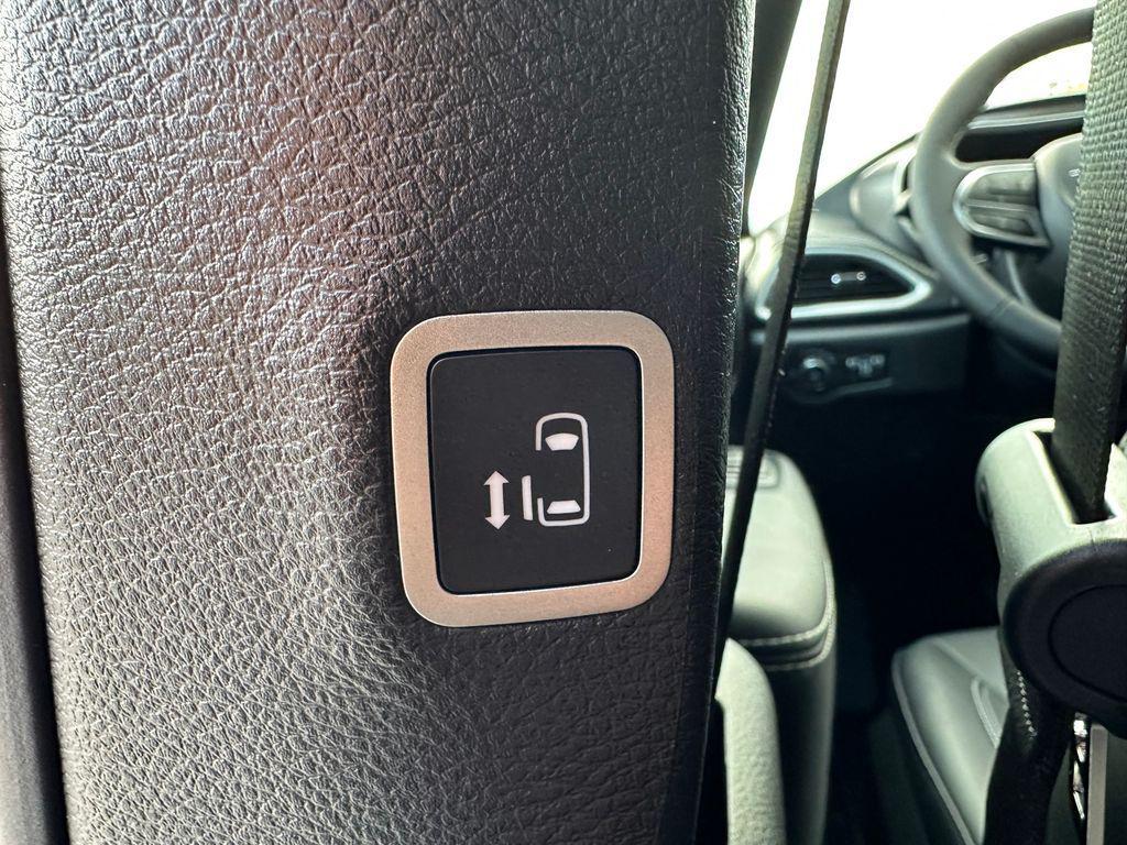 new 2026 Chrysler Pacifica car, priced at $40,019