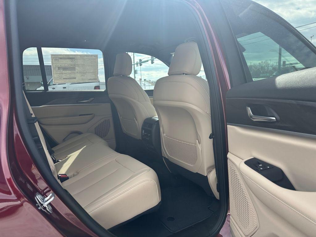 new 2025 Jeep Grand Cherokee car, priced at $42,560