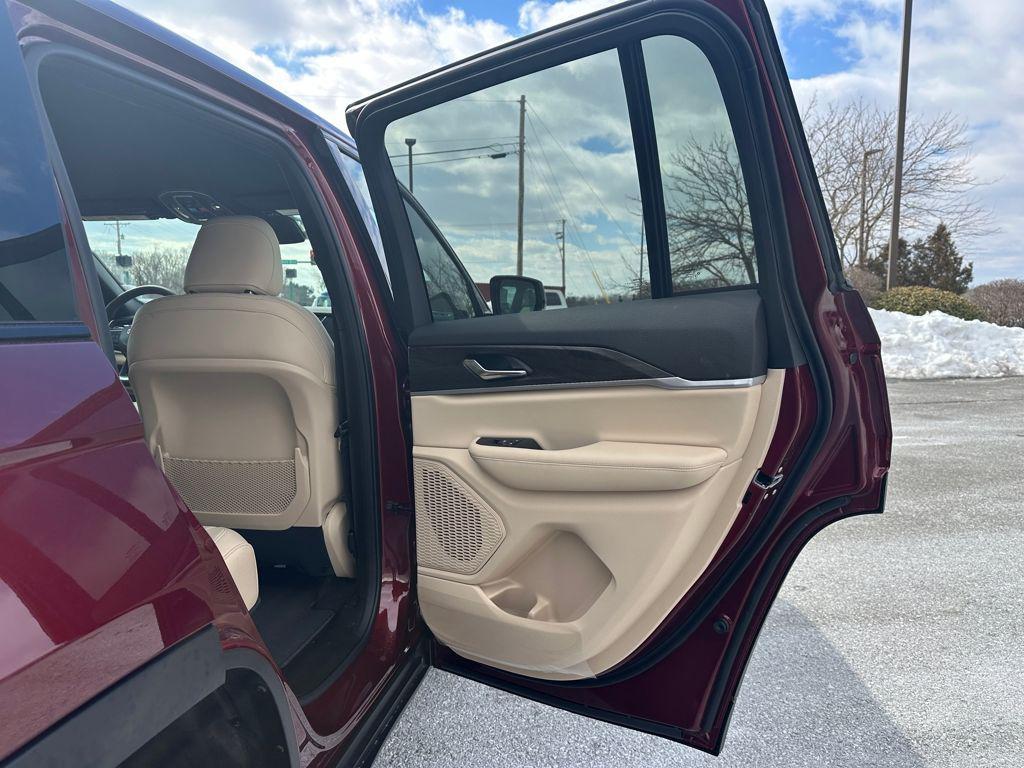 new 2025 Jeep Grand Cherokee car, priced at $42,560