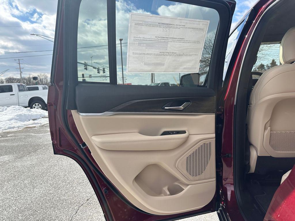 new 2025 Jeep Grand Cherokee car, priced at $42,560