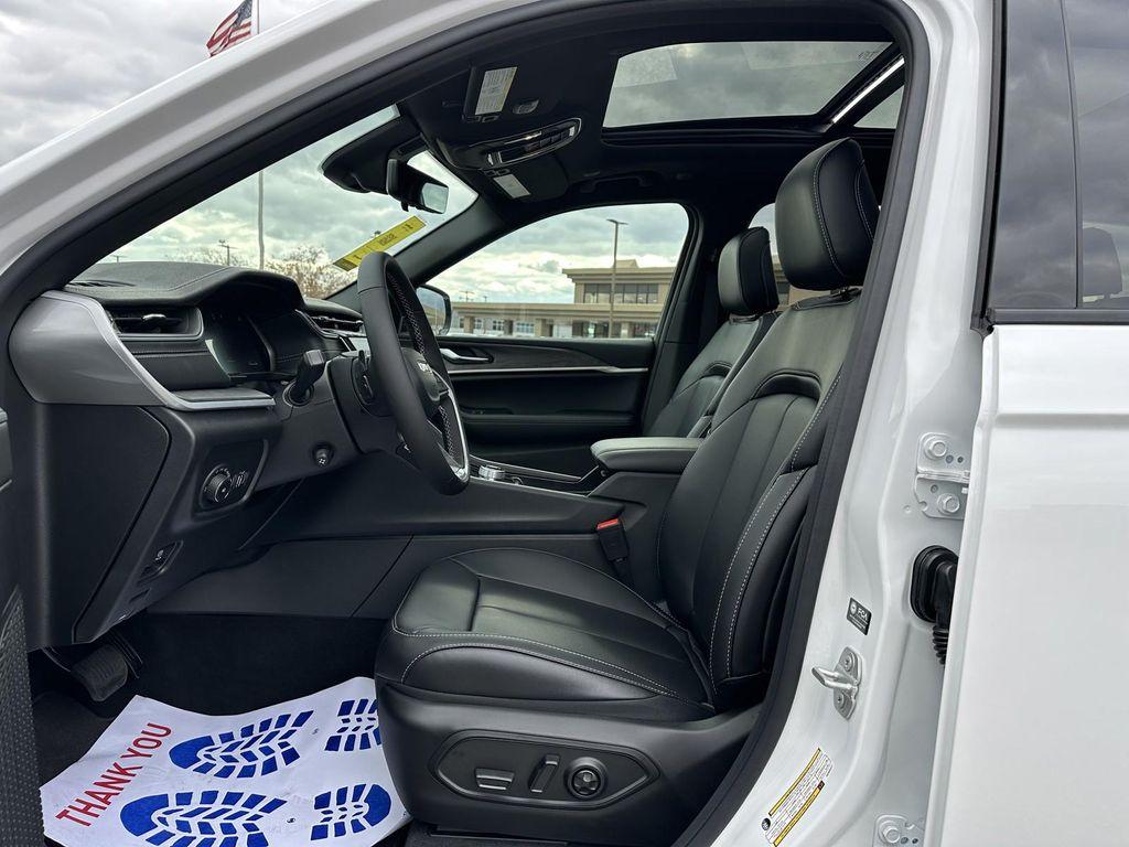 new 2025 Jeep Grand Cherokee car, priced at $46,297