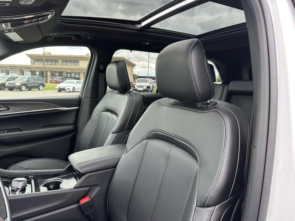 new 2025 Jeep Grand Cherokee car, priced at $46,297