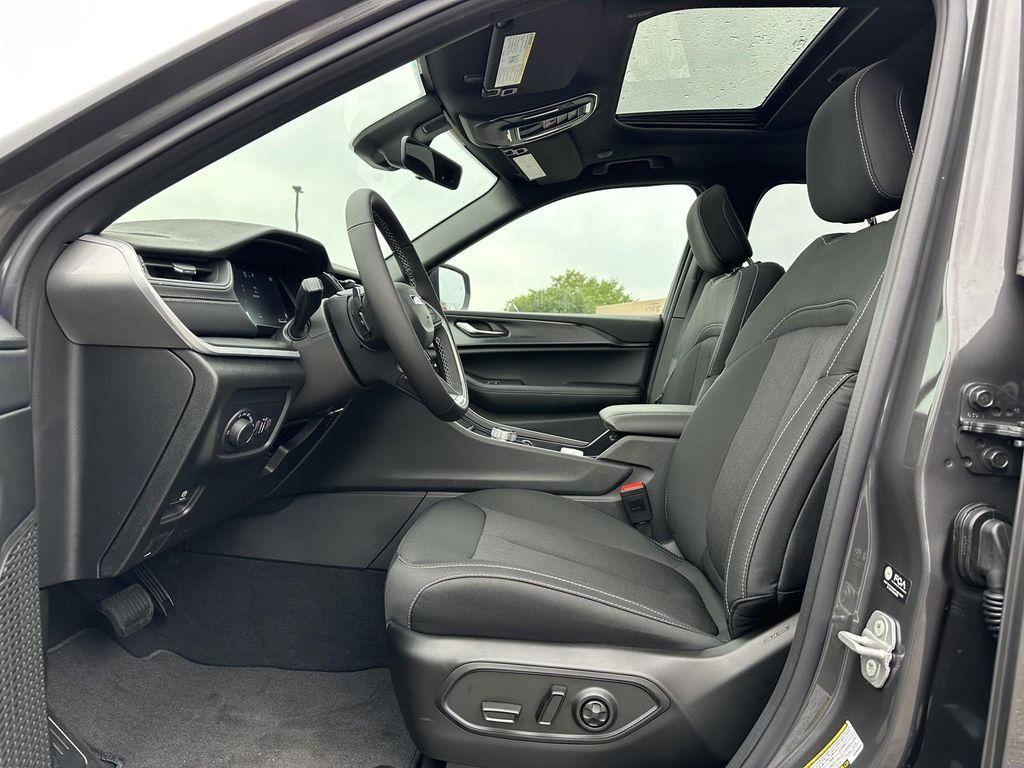 new 2025 Jeep Grand Cherokee car, priced at $36,656