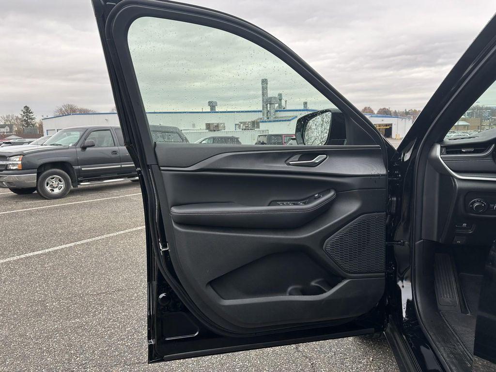 new 2025 Jeep Grand Cherokee car, priced at $42,438