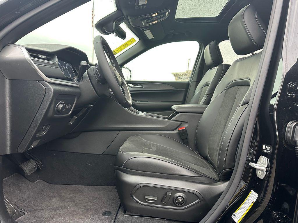 new 2025 Jeep Grand Cherokee car, priced at $40,438