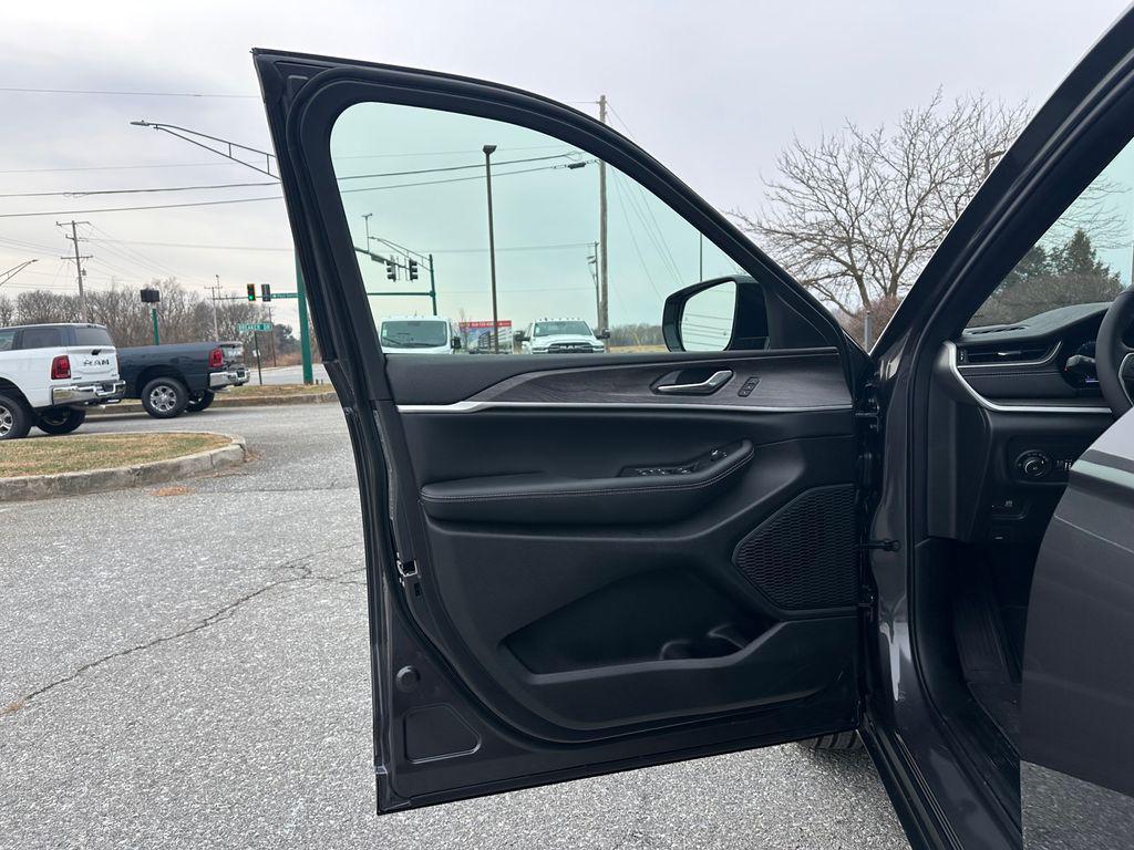 new 2025 Jeep Grand Cherokee L car, priced at $46,623