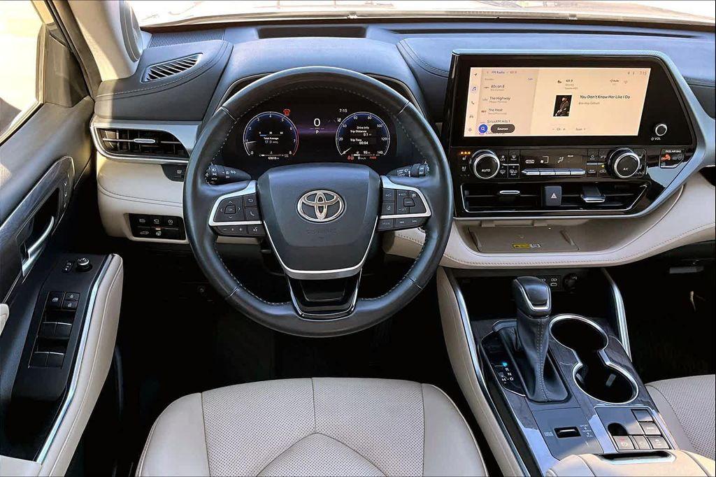 used 2023 Toyota Highlander car, priced at $35,900