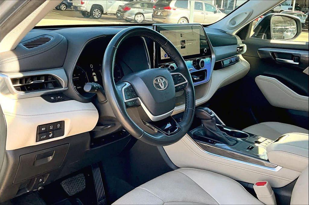 used 2023 Toyota Highlander car, priced at $35,900