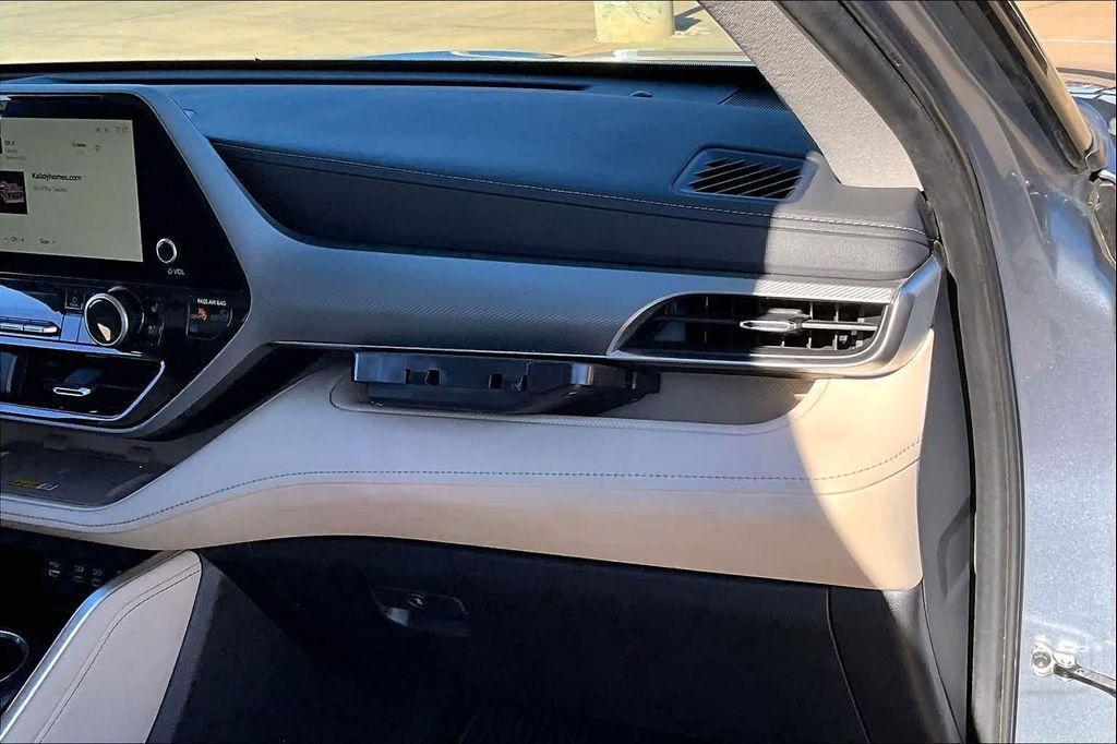 used 2023 Toyota Highlander car, priced at $35,900