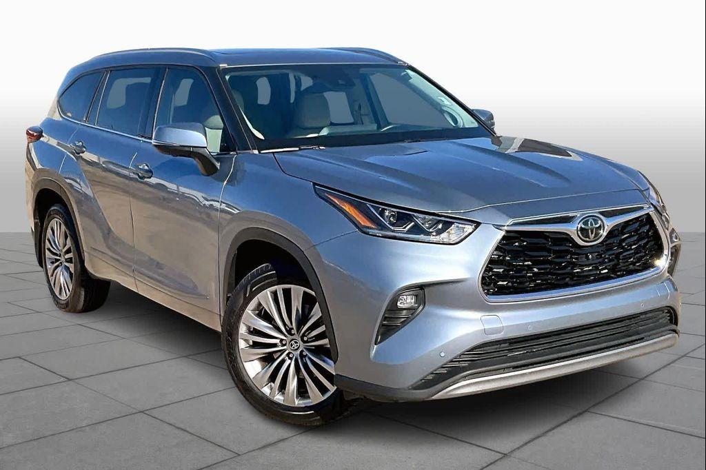 used 2023 Toyota Highlander car, priced at $35,900