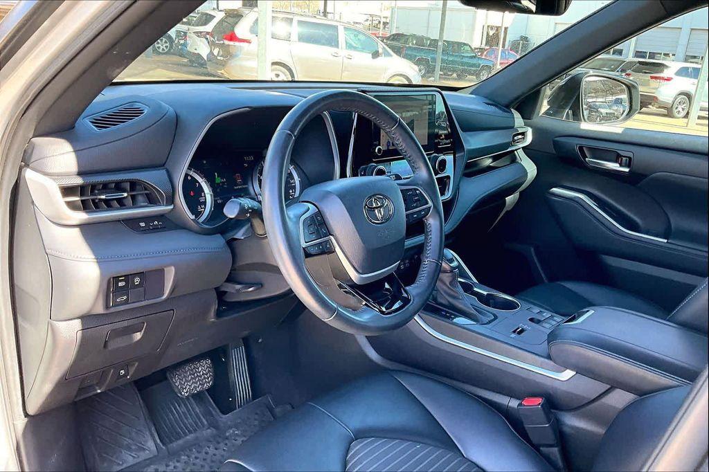 used 2023 Toyota Highlander car, priced at $40,794