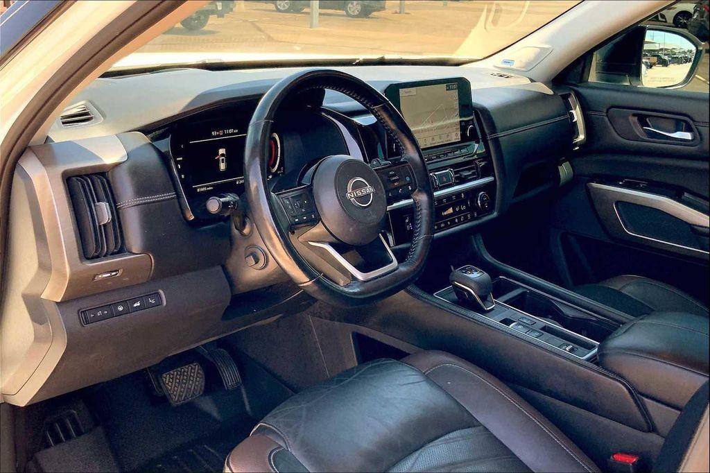 2022 Pearl White Tricoat/Super Black Nissan Pathfinder