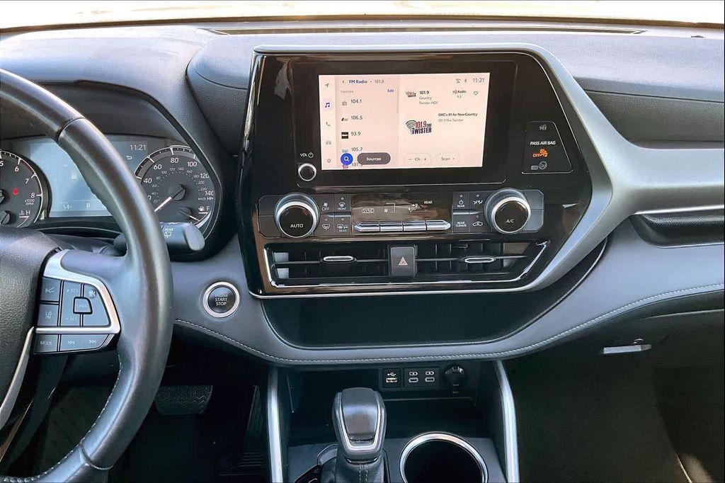 used 2024 Toyota Highlander car, priced at $34,900