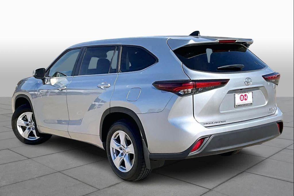 used 2024 Toyota Highlander car, priced at $34,900