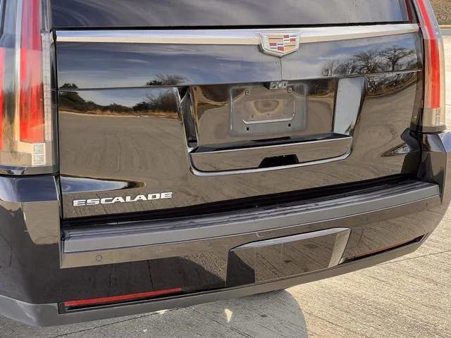 used 2020 Cadillac Escalade ESV car, priced at $29,989