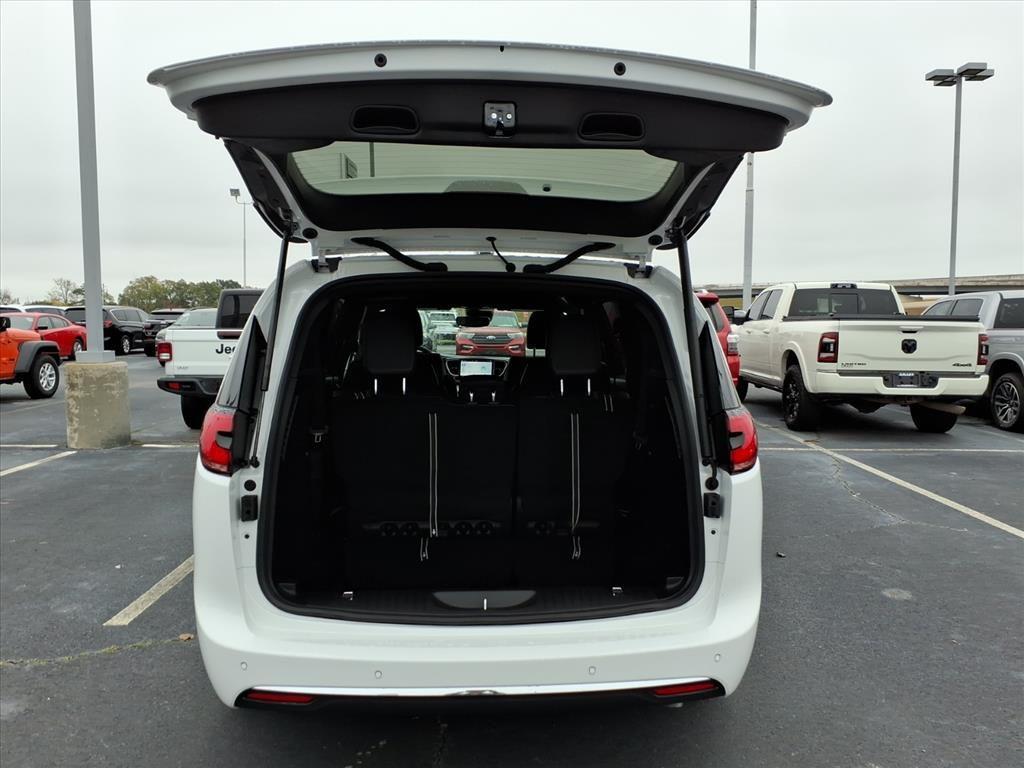 new 2026 Chrysler Pacifica car, priced at $43,689