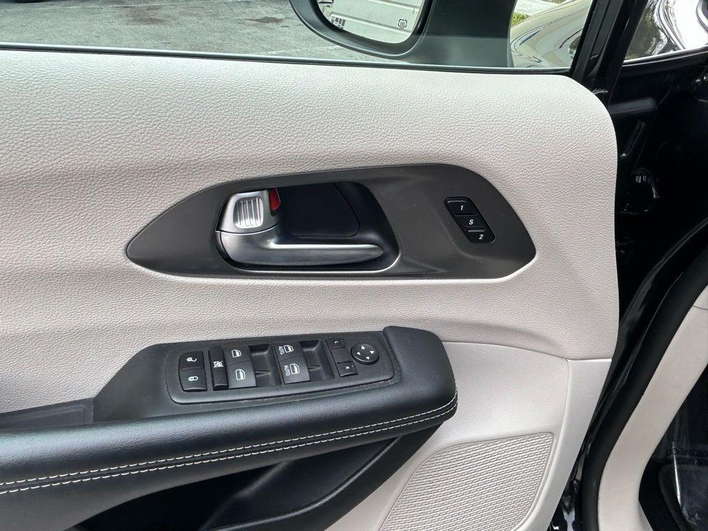 used 2023 Chrysler Pacifica car, priced at $18,881