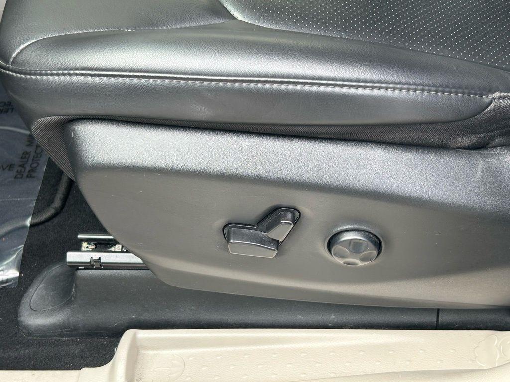 used 2023 Chrysler Pacifica car, priced at $19,998