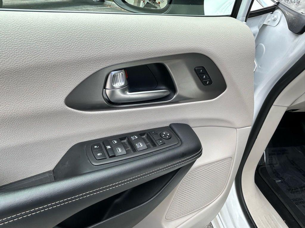 used 2023 Chrysler Pacifica car, priced at $19,998