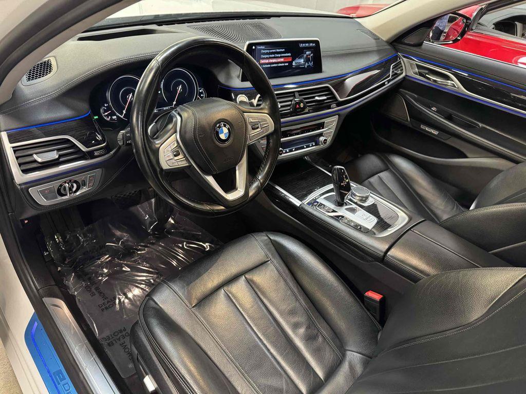 BMW 7 Series view 31