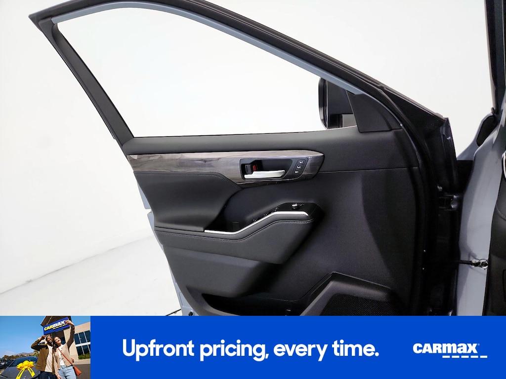 used 2023 Toyota Highlander Hybrid car, priced at $48,998