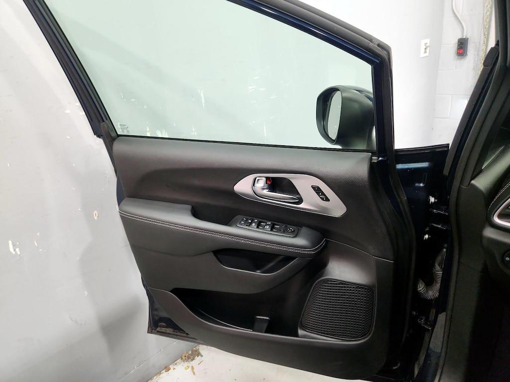 used 2023 Chrysler Pacifica car, priced at $33,998