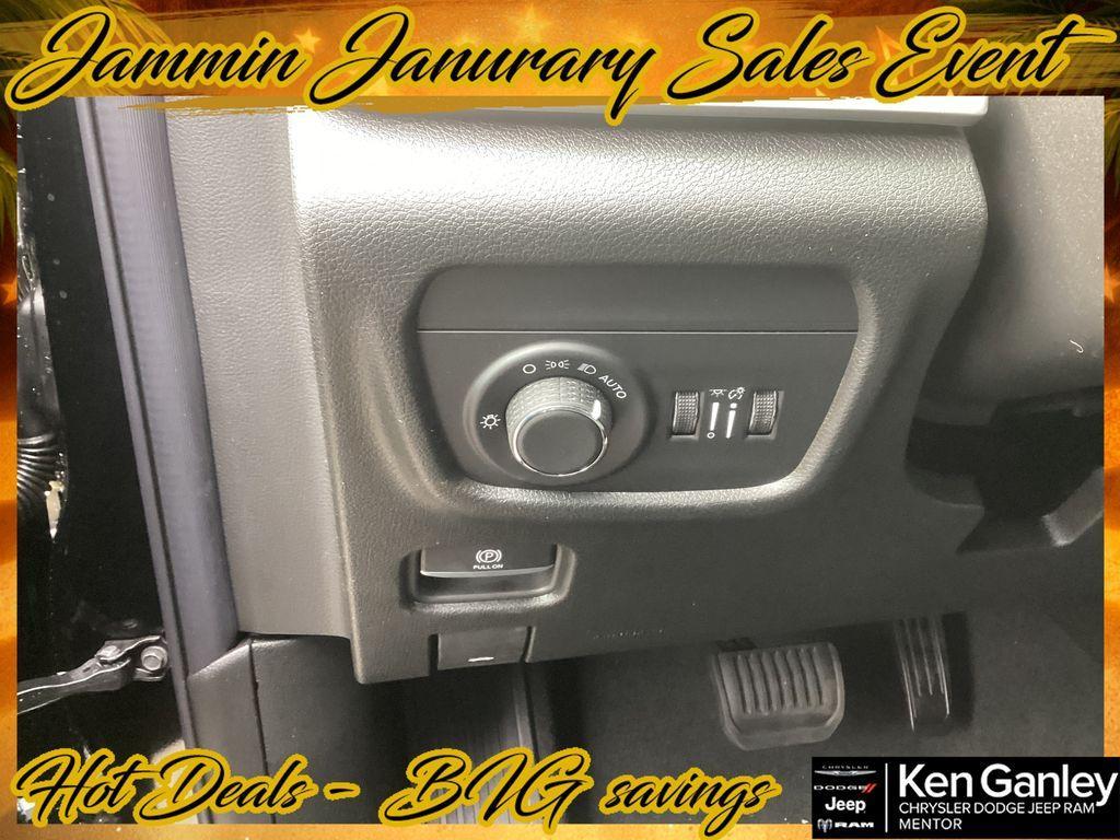 new 2025 Jeep Grand Cherokee car, priced at $38,004