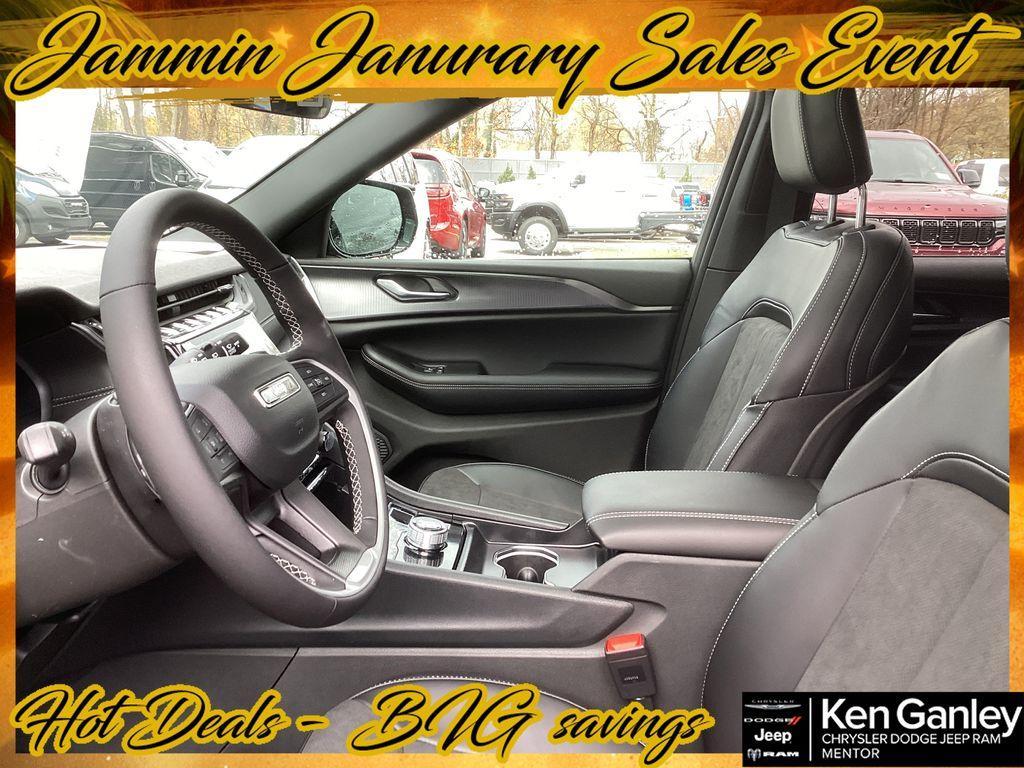 new 2025 Jeep Grand Cherokee car, priced at $38,004