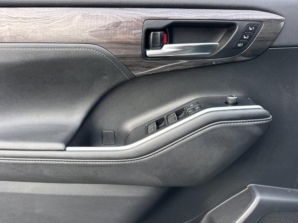 used 2020 Toyota Highlander Hybrid car, priced at $32,789