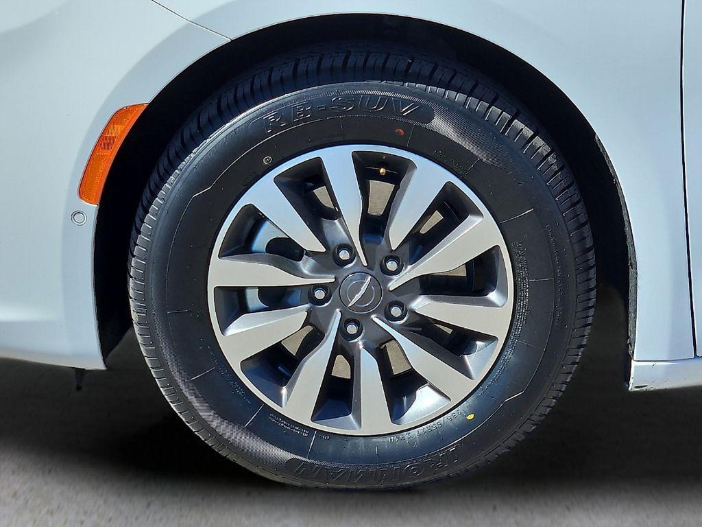 used 2022 Chrysler Pacifica Hybrid car, priced at $27,197