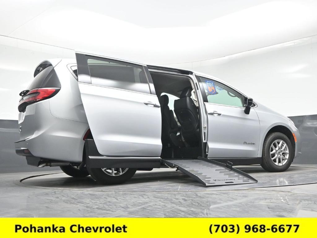 used 2024 Chrysler Pacifica car