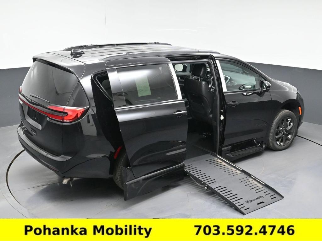 used 2026 Chrysler Pacifica car