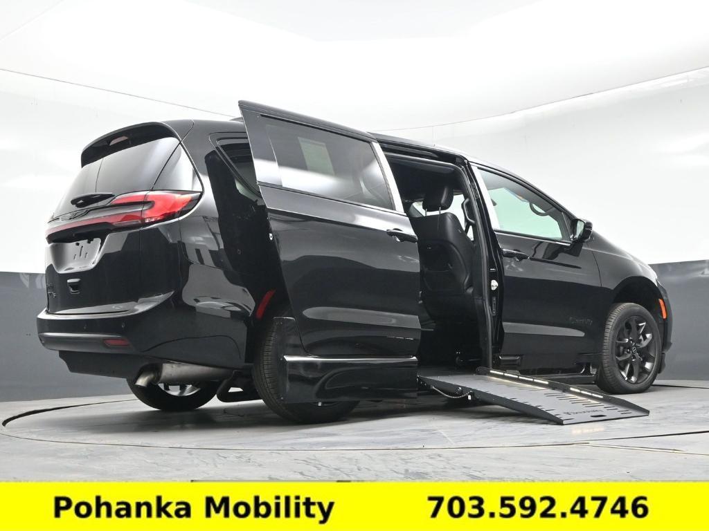 used 2026 Chrysler Pacifica car