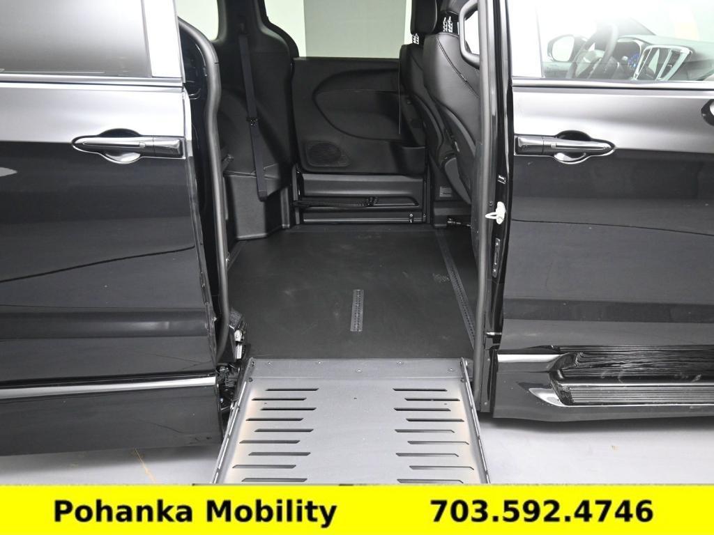 used 2026 Chrysler Pacifica car