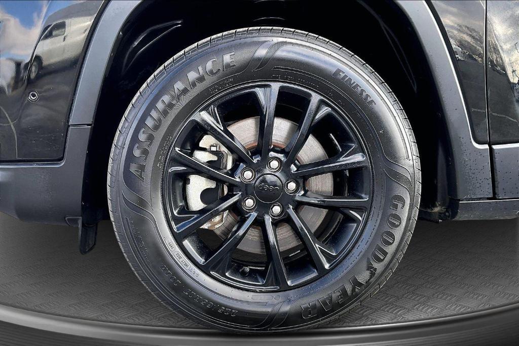 used 2023 Jeep Cherokee car, priced at $20,796