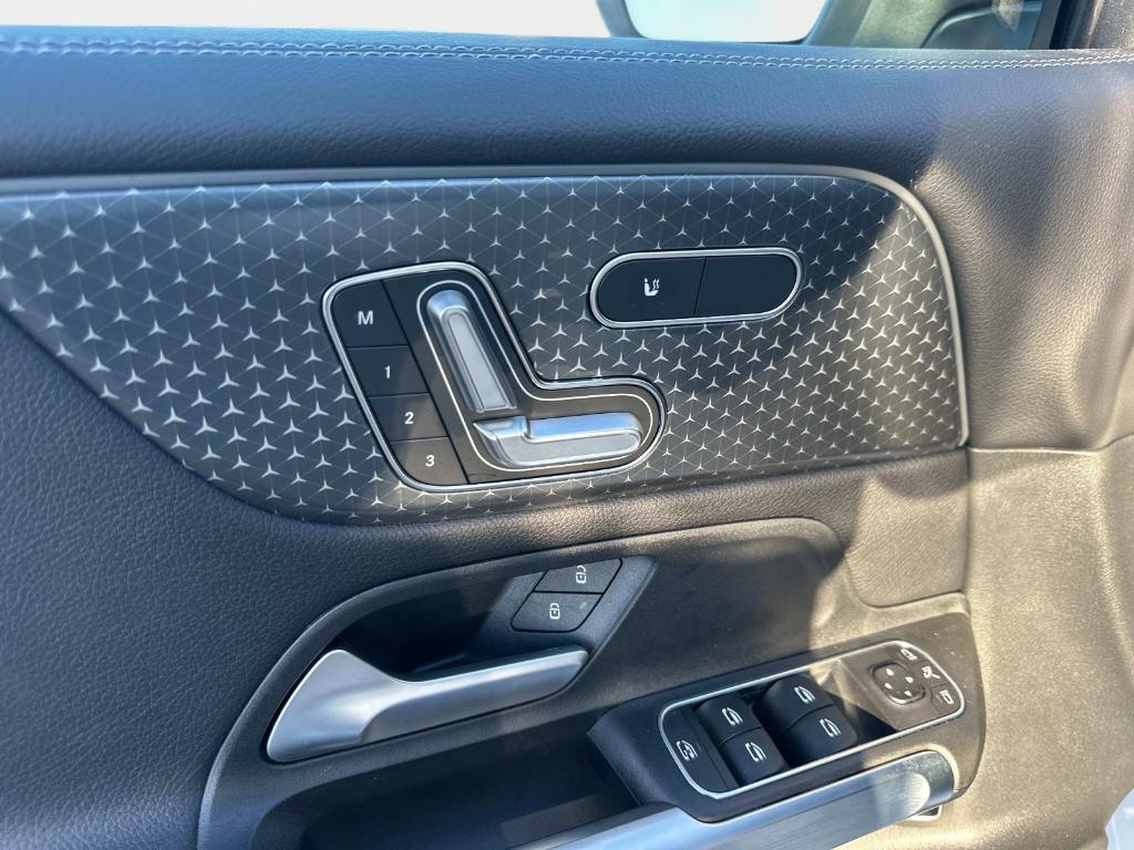 used 2025 Mercedes-Benz GLB 250 car