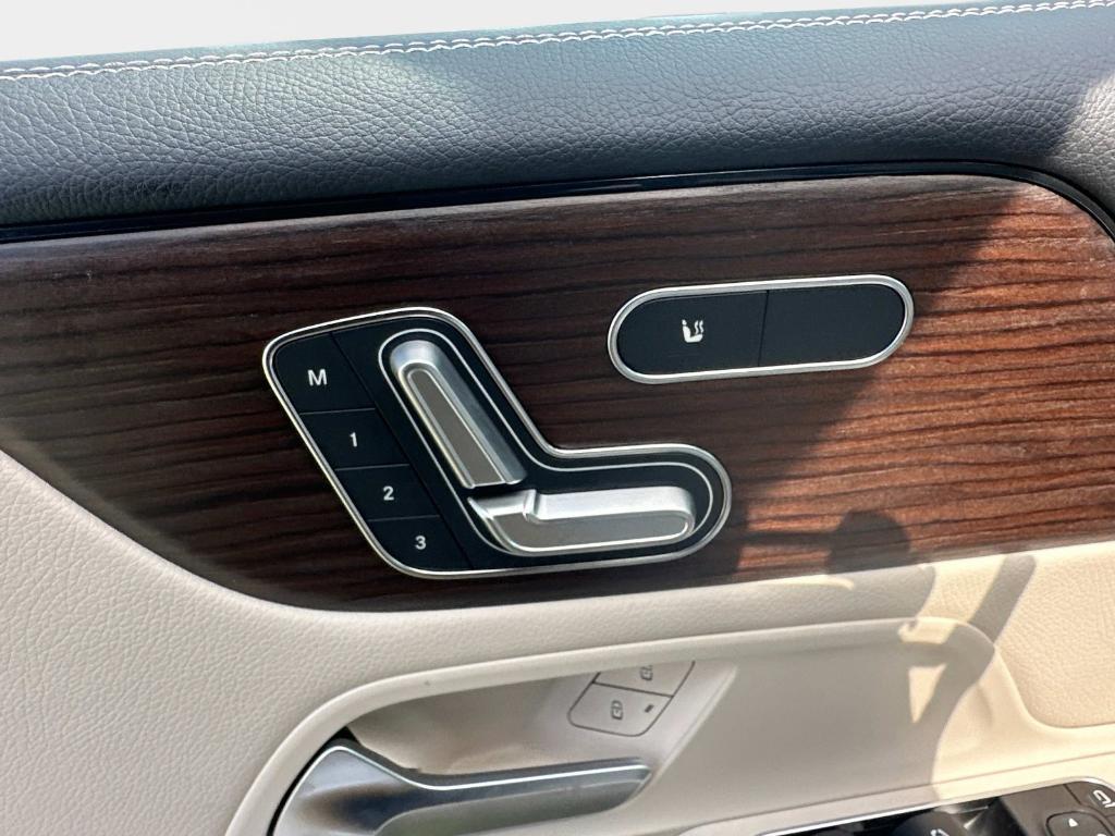 new 2025 Mercedes-Benz GLB 250 car, priced at $49,460