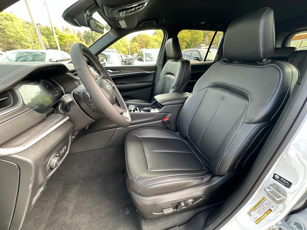 new 2025 Jeep Grand Cherokee car, priced at $40,584