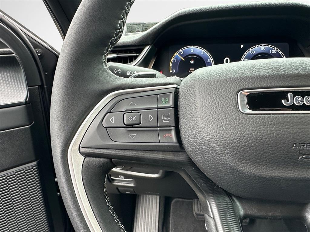 new 2025 Jeep Grand Cherokee car, priced at $36,900