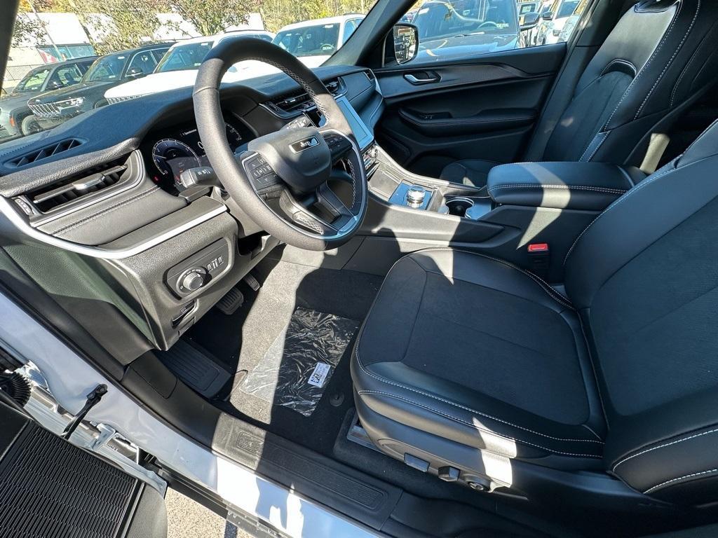 new 2025 Jeep Grand Cherokee car, priced at $39,675