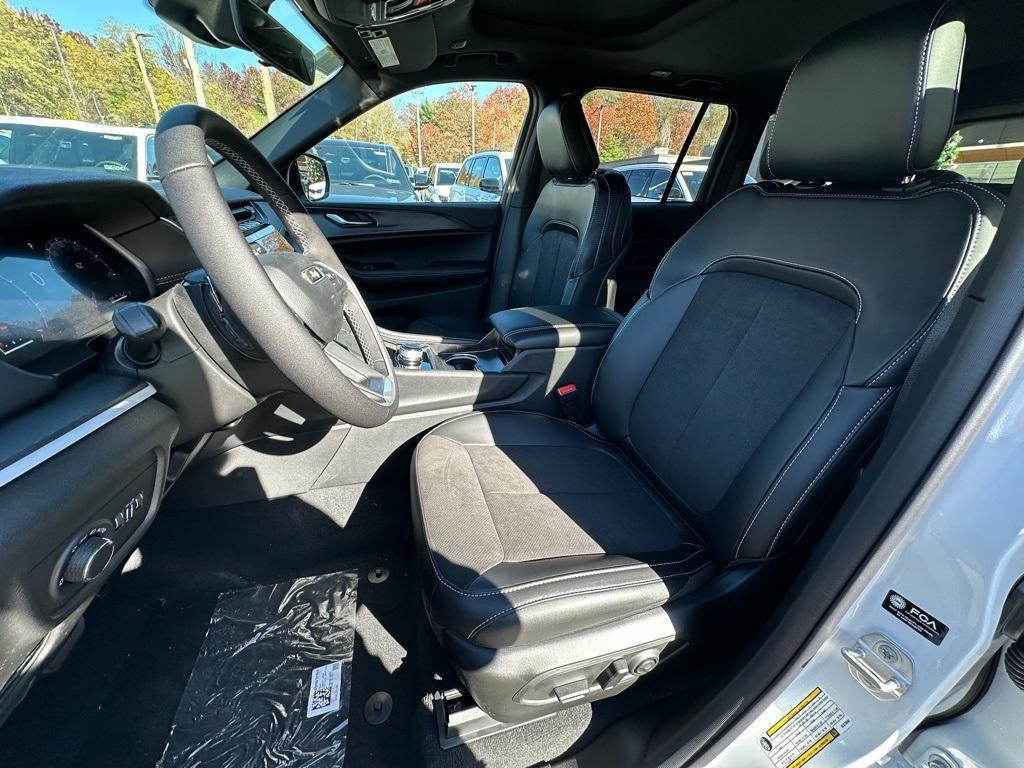 new 2025 Jeep Grand Cherokee car, priced at $39,675