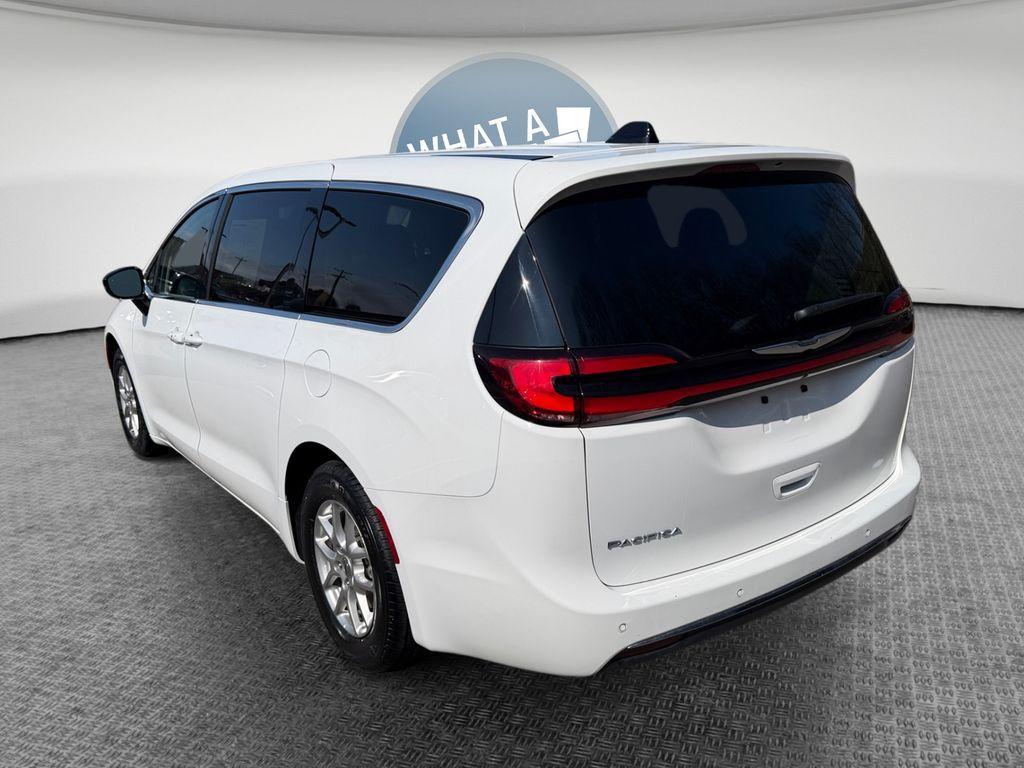 used 2024 Chrysler Pacifica car, priced at $26,569