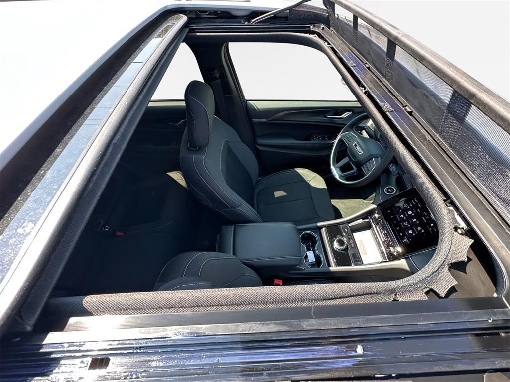 new 2025 Jeep Grand Cherokee car, priced at $39,207