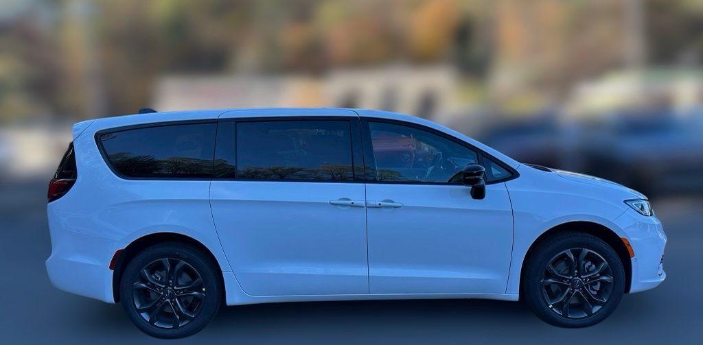 new 2026 Chrysler Pacifica car, priced at $45,723