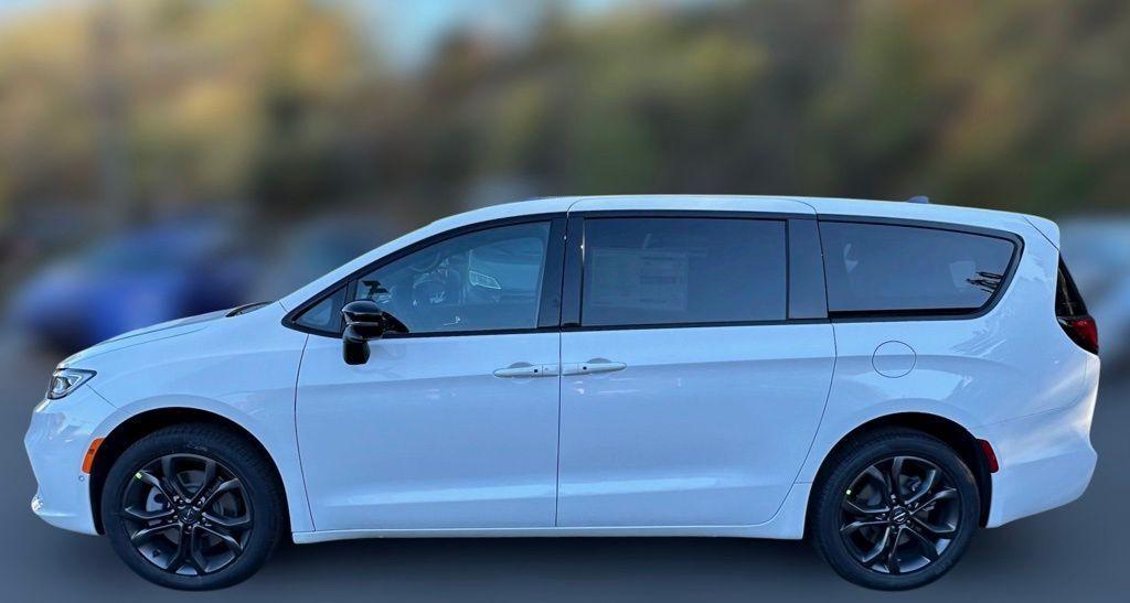 new 2026 Chrysler Pacifica car, priced at $45,723