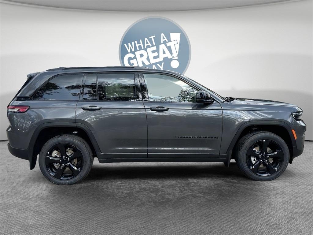 new 2025 Jeep Grand Cherokee car, priced at $40,970